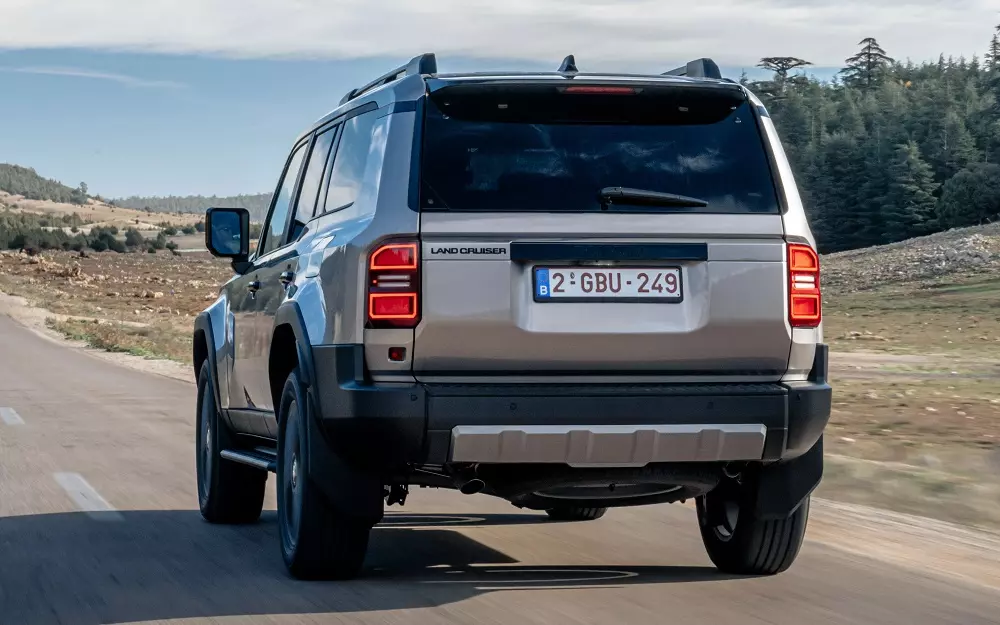 Toyota Land Cruiser Hybrid 48V dùng chung động cơ với Hilux Hybrid 48V Toyota Land Cruiser Hybrid 48V dùng chung động cơ với Hilux Hybrid 48V
