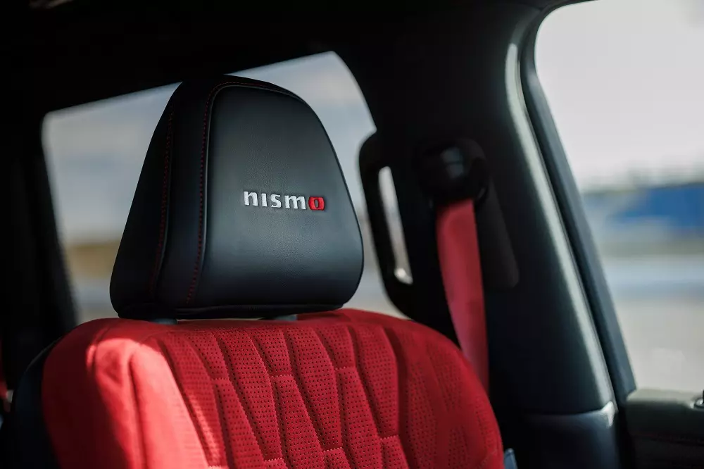 Logo Nismo xuất hiện ở nhiều nơi trên Nissan Patrol Nismo, bao gồm cả tựa đầu ghế Logo Nismo xuất hiện ở nhiều nơi trên Nissan Patrol Nismo, bao gồm cả tựa đầu ghế