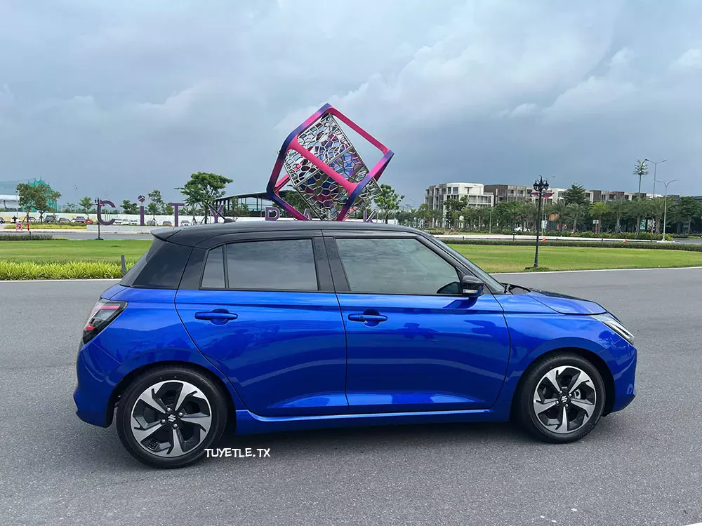 Suzuki Swift 2025 màu xanh - nóc đen Suzuki Swift 2025 màu xanh - nóc đen