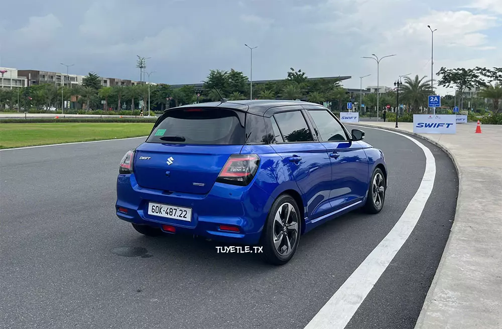 Suzuki Swift 2025 nhìn từ phía sau Suzuki Swift 2025 nhìn từ phía sau
