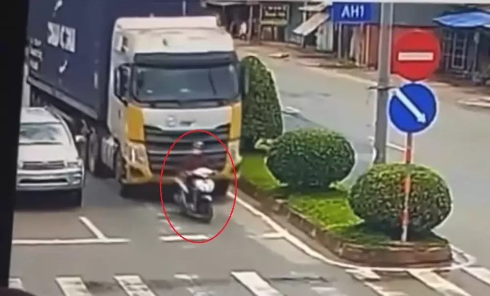 Khoảnh khắc trước khi cú va chạm xảy ra Khoảnh khắc trước khi cú va chạm xảy ra