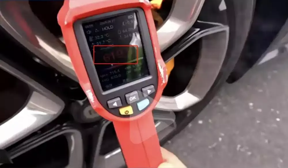 Nhiệt độ má phanh của chiếc Xiaomi YU7 đạt mức 619 độ C Nhiệt độ má phanh của chiếc Xiaomi YU7 đạt mức 619 độ C