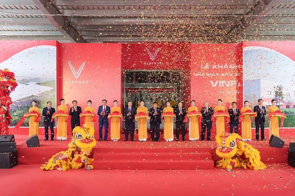 Các đại biểu cắt băng khánh thành Nhà máy sản xuất ô tô điện VinFast Hà Tĩnh Các đại biểu cắt băng khánh thành Nhà máy sản xuất ô tô điện VinFast Hà Tĩnh