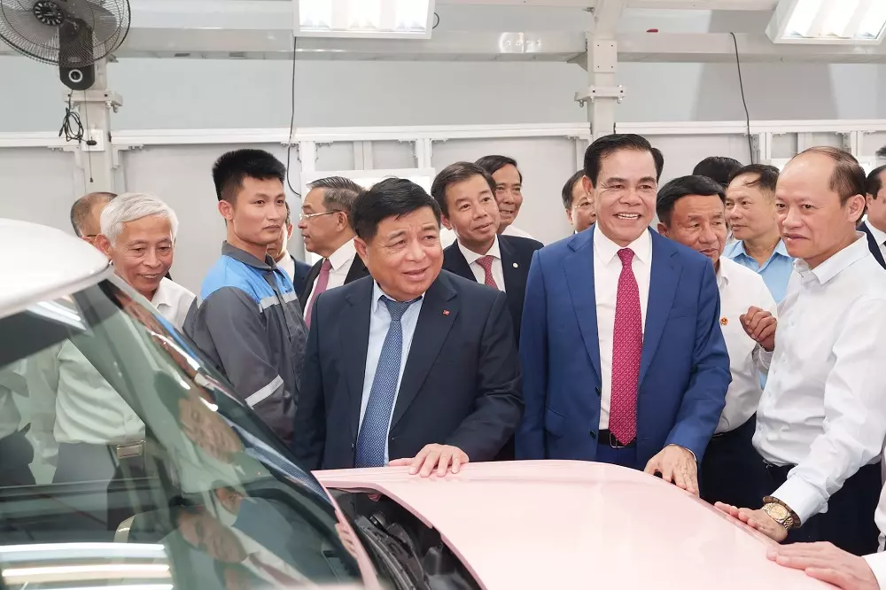 Phó Thủ tướng Nguyễn Chí Dũng ấn tượng khi tham quan dây chuyền sản xuất tại Nhà máy ô tô điện VinFast Hà Tĩnh. Phó Thủ tướng Nguyễn Chí Dũng ấn tượng khi tham quan dây chuyền sản xuất tại Nhà máy ô tô điện VinFast Hà Tĩnh.
