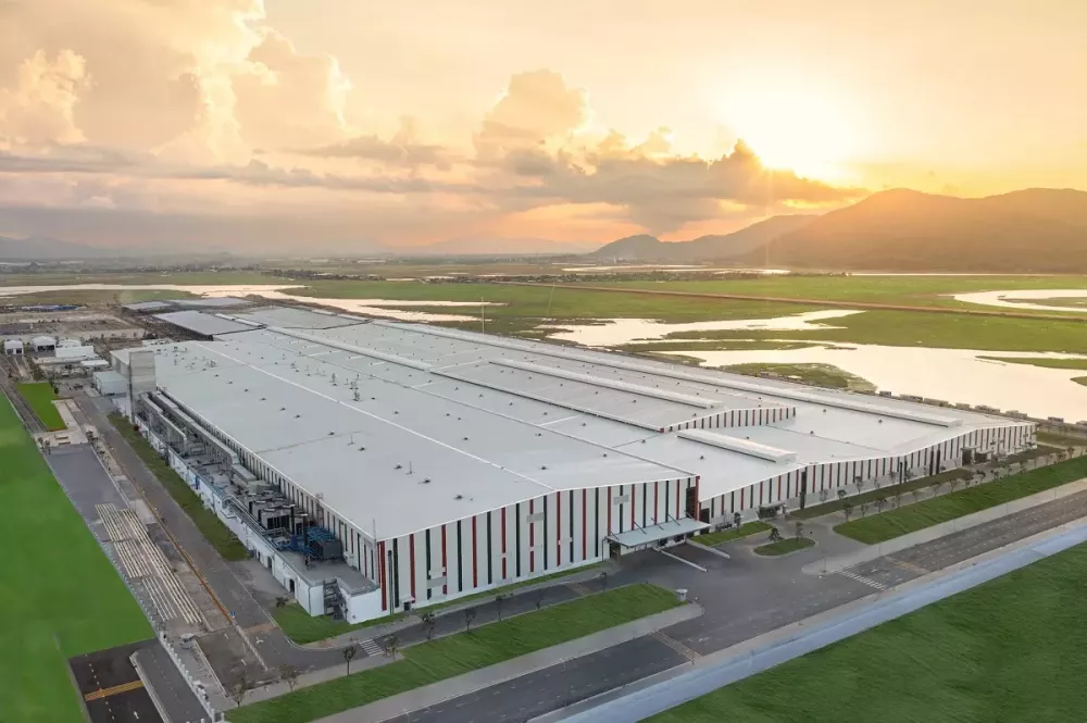 Nhà máy sản xuất ô tô điện VinFast Hà Tĩnh tại Khu Kinh tế Vũng Áng, đi vào hoạt động sau chưa đầy 7 tháng khởi động dự án, với quy mô 360.000 m2, công suất 200.000 xe/năm. Nhà máy sản xuất ô tô điện VinFast Hà Tĩnh tại Khu Kinh tế Vũng Áng, đi vào hoạt động sau chưa đầy 7 tháng khởi động dự án, với quy mô 360.000 m2, công suất 200.000 xe/năm.