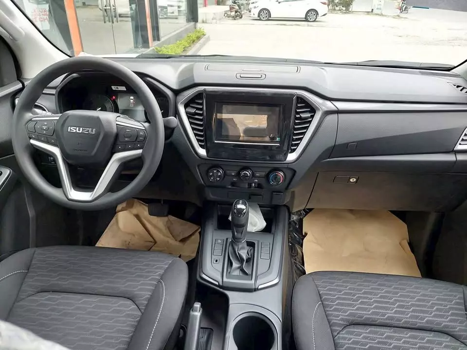 Nội thất kém nổi bật của Isuzu D-Max Prestige 4x2 AT đời 2023 Nội thất kém nổi bật của Isuzu D-Max Prestige 4x2 AT đời 2023