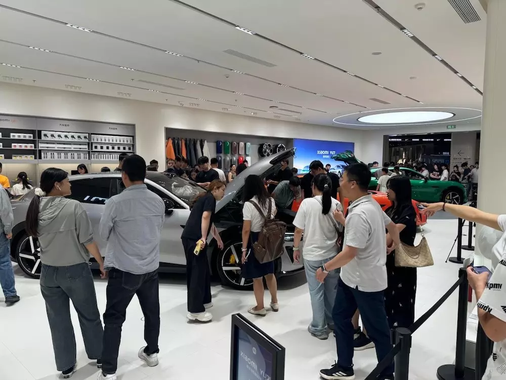 Khách hàng vây quanh YU7 tại một đại lý xe Xiaomi Khách hàng vây quanh YU7 tại một đại lý xe Xiaomi