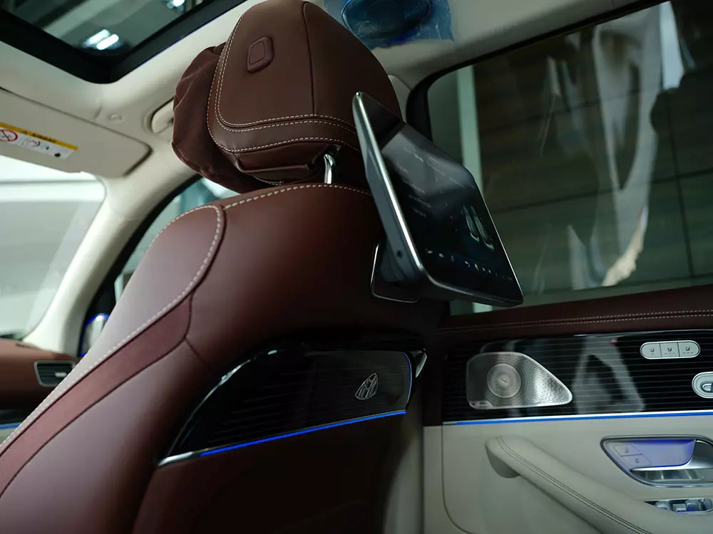 Màn hình giải trí dành cho hành khách phía sau của Mercedes-Maybach GLS 600 2025 Màn hình giải trí dành cho hành khách phía sau của Mercedes-Maybach GLS 600 2025