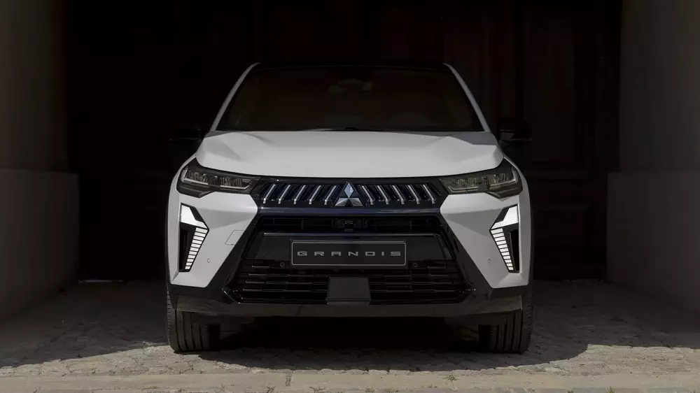 Mitsubishi Grandis 2025 nhìn từ phía trước Mitsubishi Grandis 2025 nhìn từ phía trước