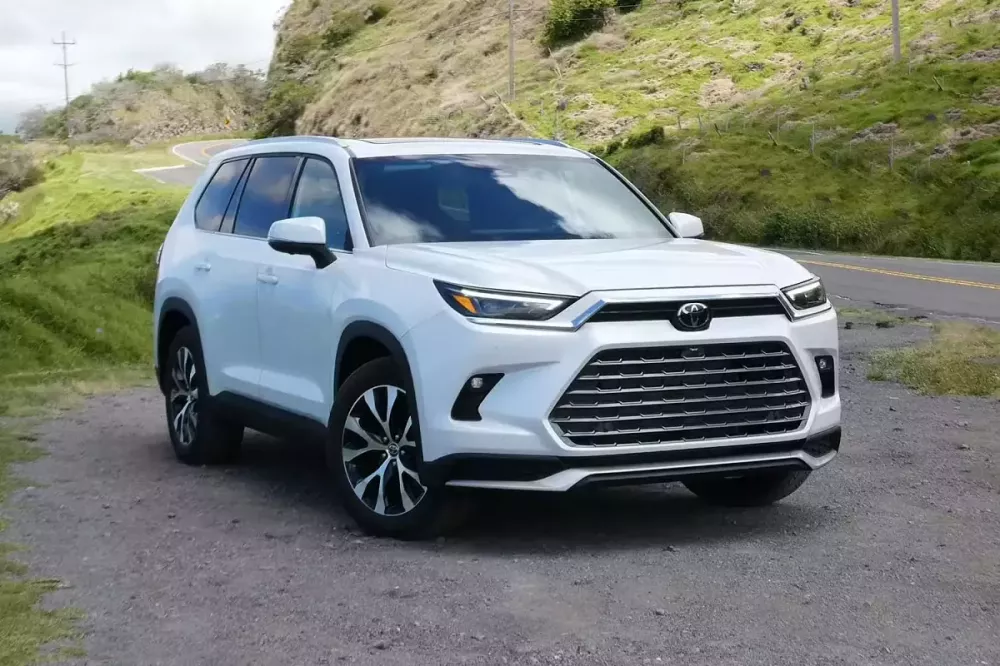 Vẫn chật vật bán xe điện, Toyota quay lại tập trung vào SUV chạy xăng. Vẫn chật vật bán xe điện, Toyota quay lại tập trung vào SUV chạy xăng.