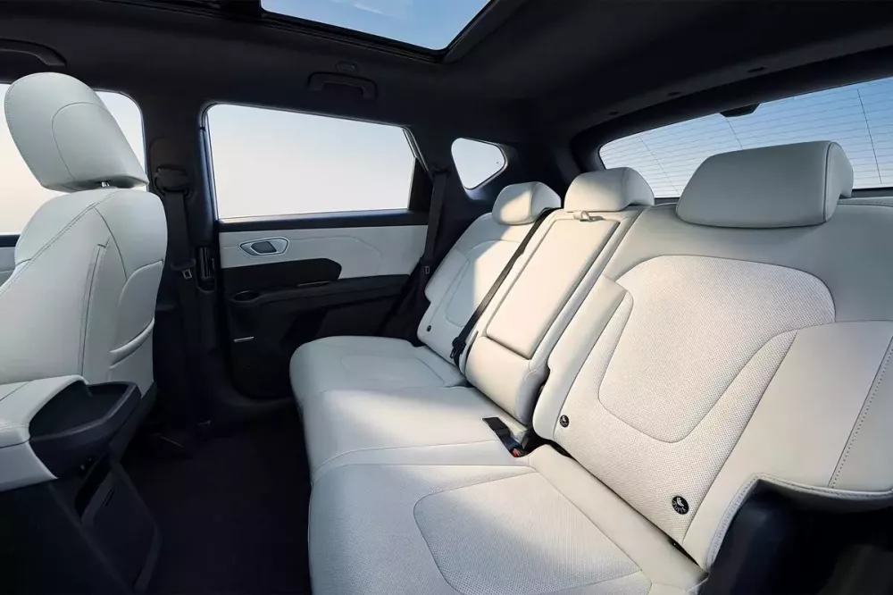 Hàng ghế sau của Hyundai Elexio rộng rãi và có cửa sổ trời thoáng đãng Hàng ghế sau của Hyundai Elexio rộng rãi và có cửa sổ trời thoáng đãng