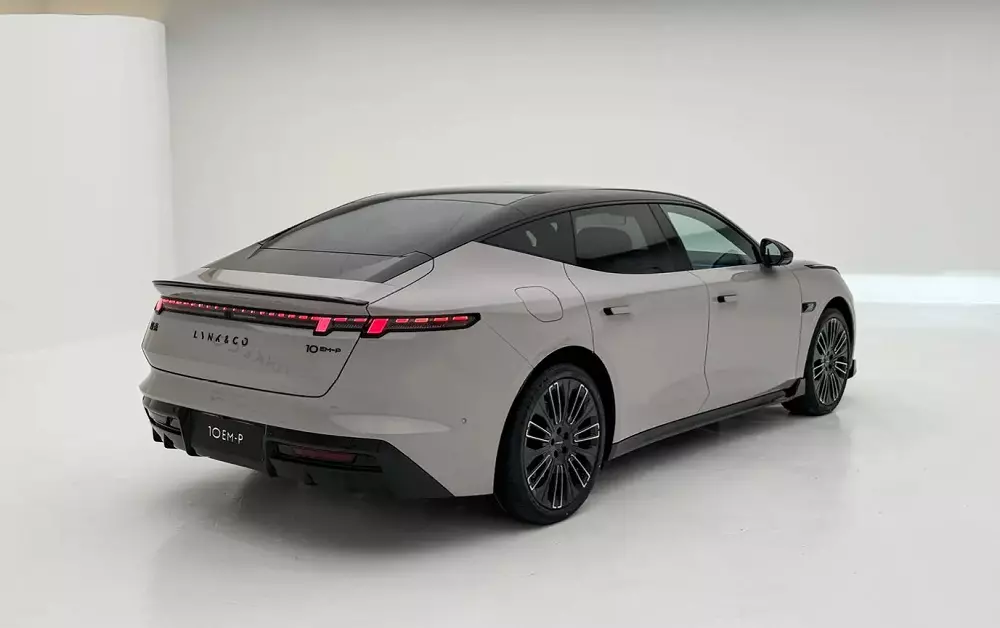 Lynk & Co 10 EM-P chỉ tiêu thụ 4,2 lít xăng/100 km Lynk & Co 10 EM-P chỉ tiêu thụ 4,2 lít xăng/100 km