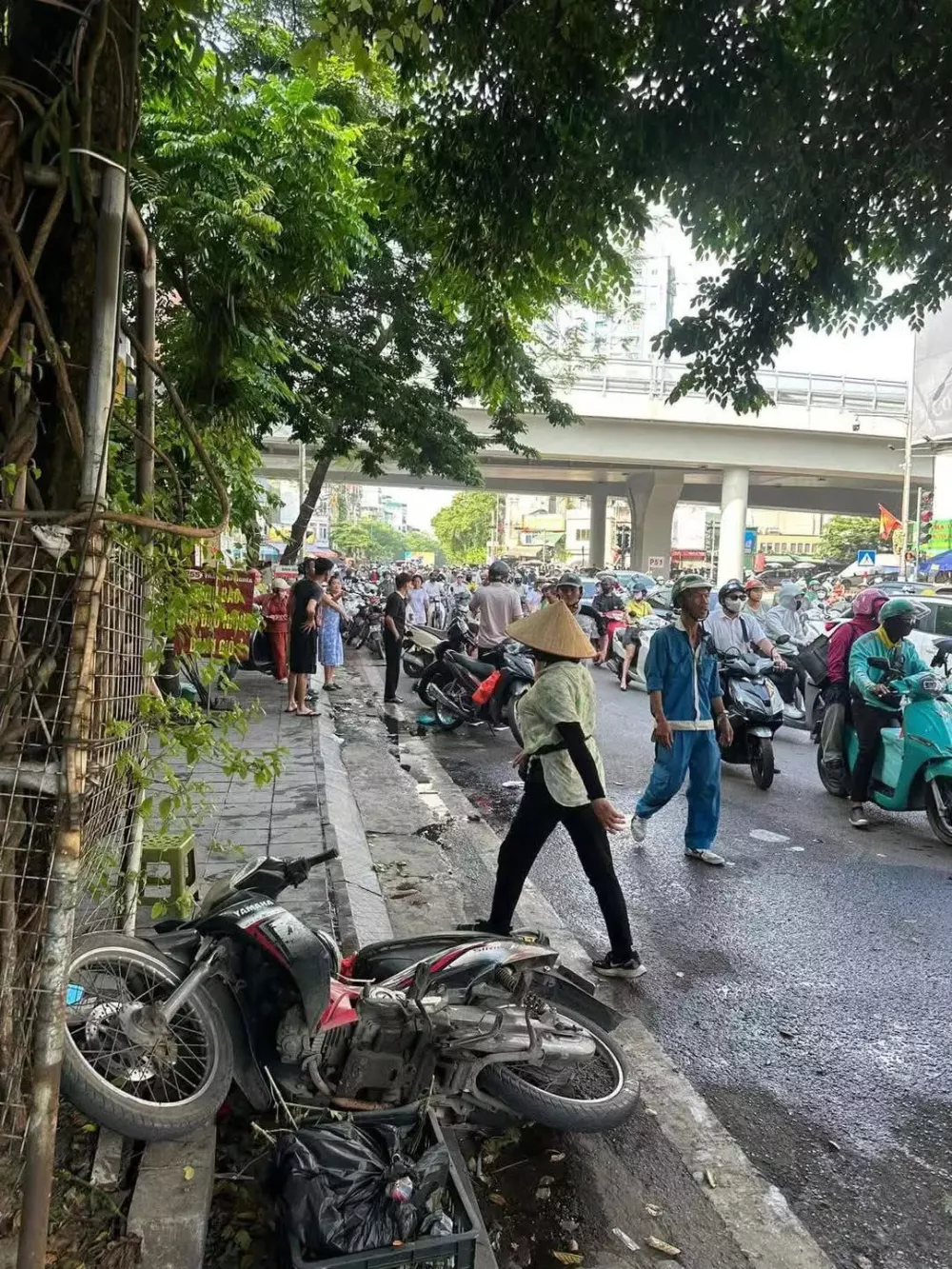Những chiếc xe máy bị tông nằm la liệt trên đường Những chiếc xe máy bị tông nằm la liệt trên đường