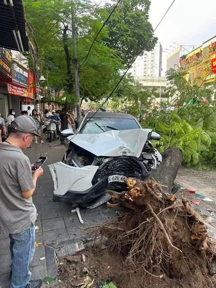 Chiếc Toyota Corolla Cross bị bẹp dúm đầu xe Chiếc Toyota Corolla Cross bị bẹp dúm đầu xe