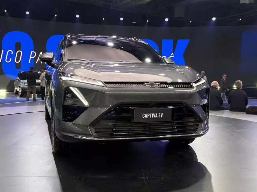 Khu vực đầu xe của Chevrolet Captiva EV Khu vực đầu xe của Chevrolet Captiva EV