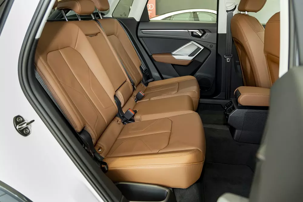 Hàng ghế thứ 2 của Audi Q3 khá rộng rãi Hàng ghế thứ 2 của Audi Q3 khá rộng rãi