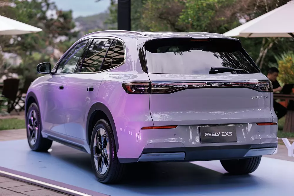Geely EX5 nhìn từ phía sau Geely EX5 nhìn từ phía sau