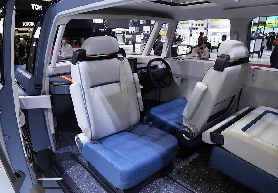 Ghế phụ lái của Toyota X-Van Gear Concept có thể xoay về phía sau Ghế phụ lái của Toyota X-Van Gear Concept có thể xoay về phía sau