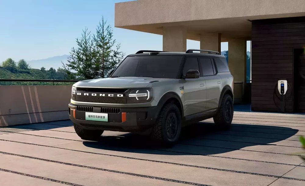 Ford Bronco được bổ sung phiên bản kéo dài và dùng 2 loại động cơ mới. Ford Bronco được bổ sung phiên bản kéo dài và dùng 2 loại động cơ mới.