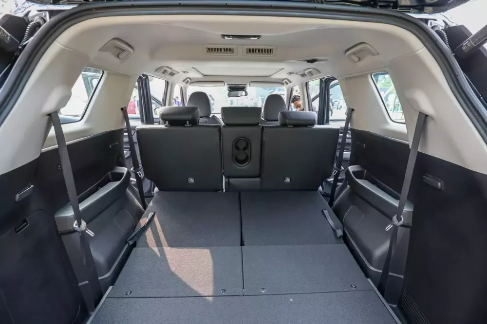 Hàng ghế sau của Mitsubishi Destinator có thể gập 50:50 Hàng ghế sau của Mitsubishi Destinator có thể gập 50:50