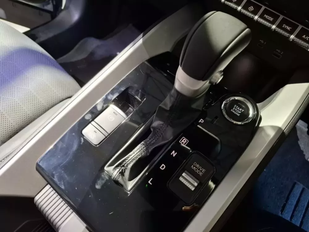 Cụm điều khiển trung tâm của Mitsubishi Destinator Cụm điều khiển trung tâm của Mitsubishi Destinator
