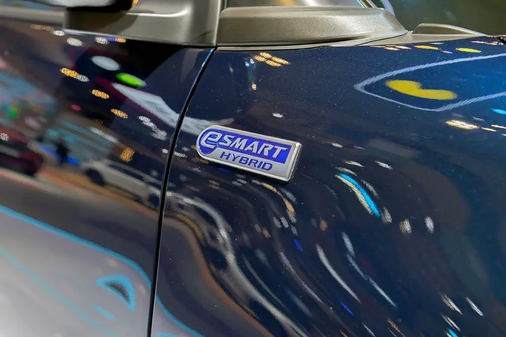 Daihatsu Rocky Hybrid có thêm logo e-Smart ở sườn xe và phía sau Daihatsu Rocky Hybrid có thêm logo e-Smart ở sườn xe và phía sau