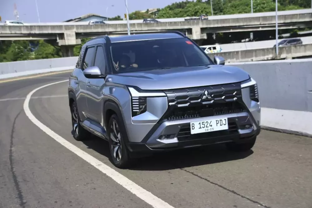 Mitsubishi Destinator chạy trên đường phố Indonesia Mitsubishi Destinator chạy trên đường phố Indonesia