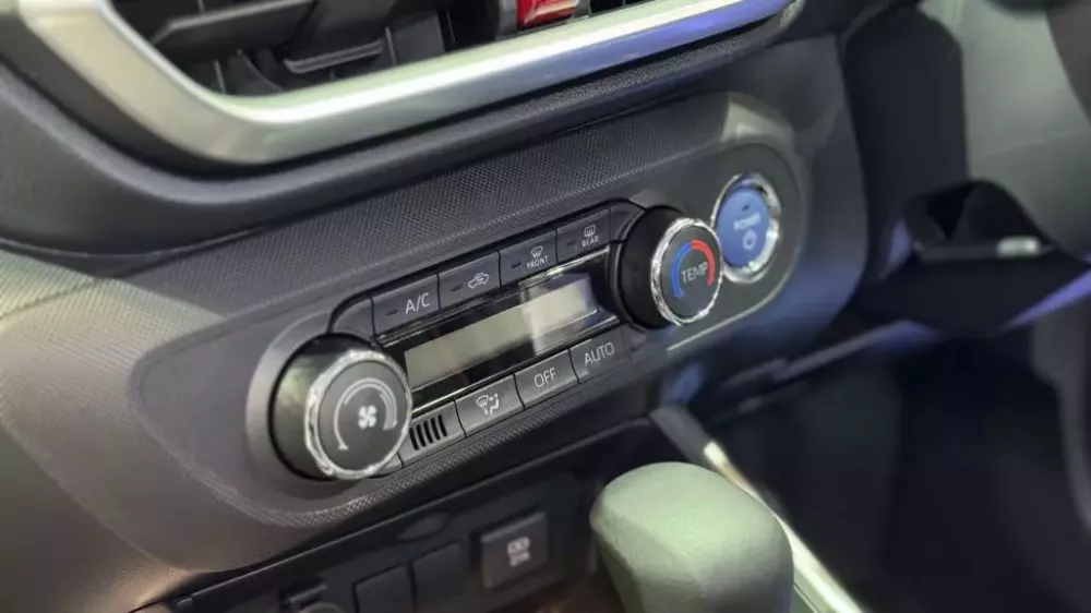 Hệ thống điều hòa của Daihatsu Rocky e-Smart Hybrid đi kèm màn hình riêng Hệ thống điều hòa của Daihatsu Rocky e-Smart Hybrid đi kèm màn hình riêng