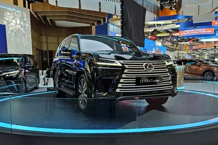 Lexus LX 700h sở hữu 7 nan nằm ngang sơn màu bạc trong lưới tản nhiệt hình con suốt Lexus LX 700h sở hữu 7 nan nằm ngang sơn màu bạc trong lưới tản nhiệt hình con suốt