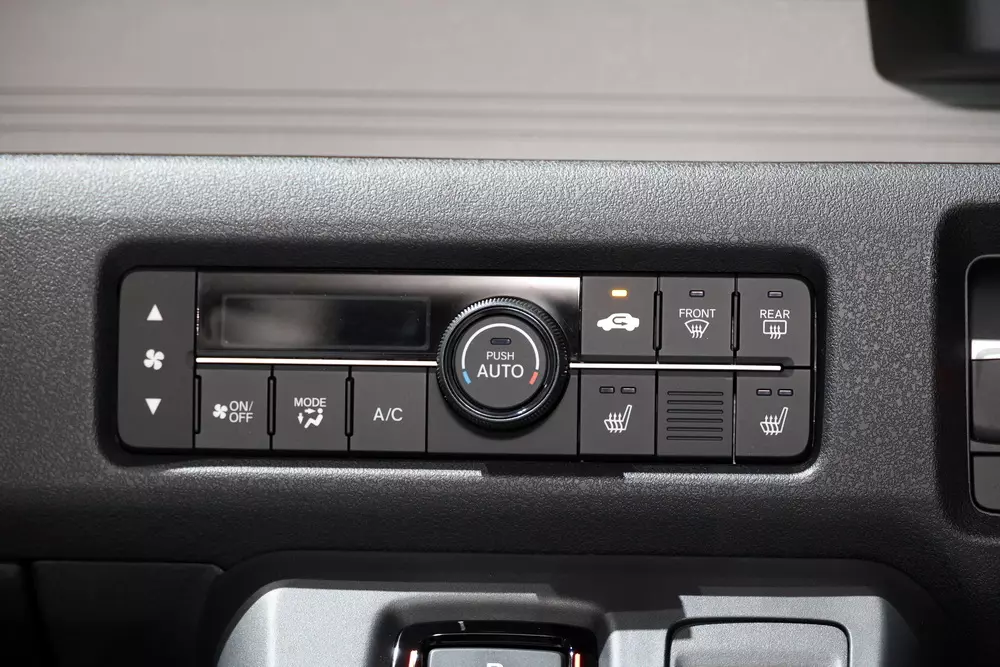 Các nút chỉnh điều hòa của Honda N-One e: Các nút chỉnh điều hòa của Honda N-One e: