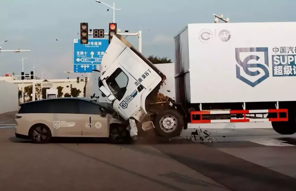 Bánh xe tải nhấc lên khỏi mặt đất trong đoạn video thử nghiệm va chạm Bánh xe tải nhấc lên khỏi mặt đất trong đoạn video thử nghiệm va chạm