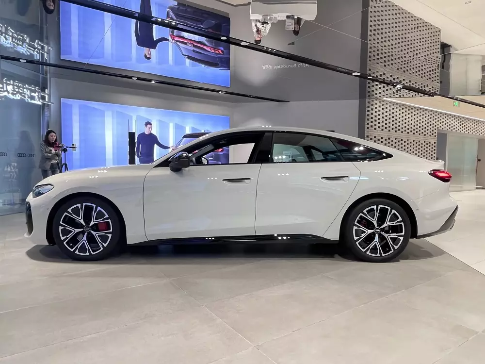 Audi A5L Sportback được kéo dài kích thước để chiều khách Trung Quốc Audi A5L Sportback được kéo dài kích thước để chiều khách Trung Quốc