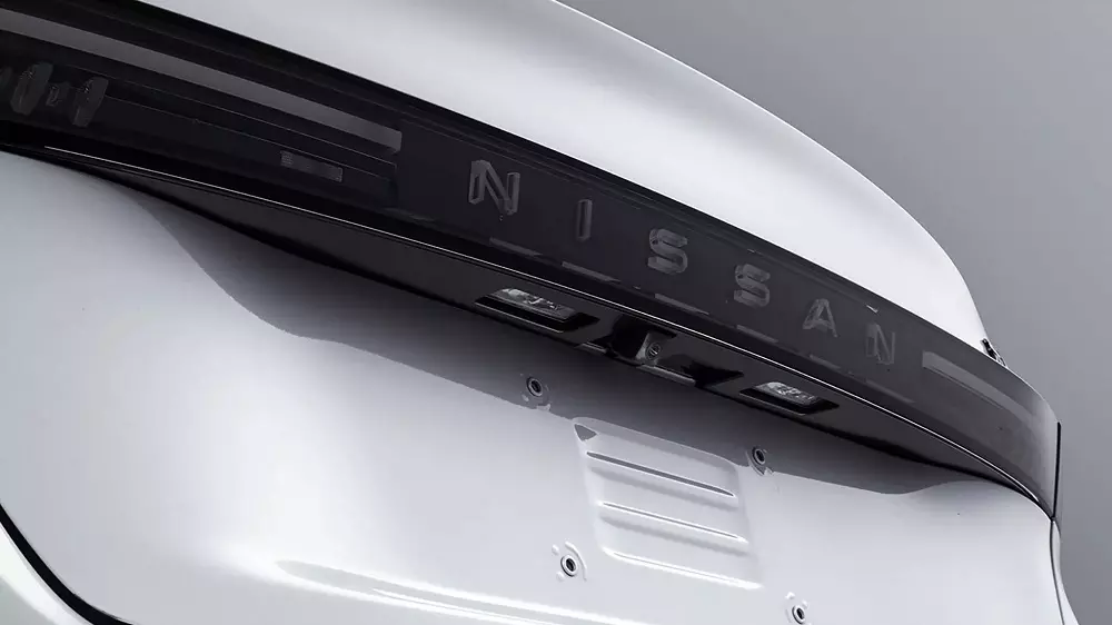 Logo Nissan tích hợp đèn LED ẩn của Nissan Teana 2026 Logo Nissan tích hợp đèn LED ẩn của Nissan Teana 2026