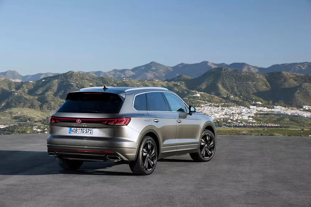 Volkswagen Touareg 2025 bản cao cấp sẽ sở hữu logo hãng phát sáng màu đỏ Volkswagen Touareg 2025 bản cao cấp sẽ sở hữu logo hãng phát sáng màu đỏ