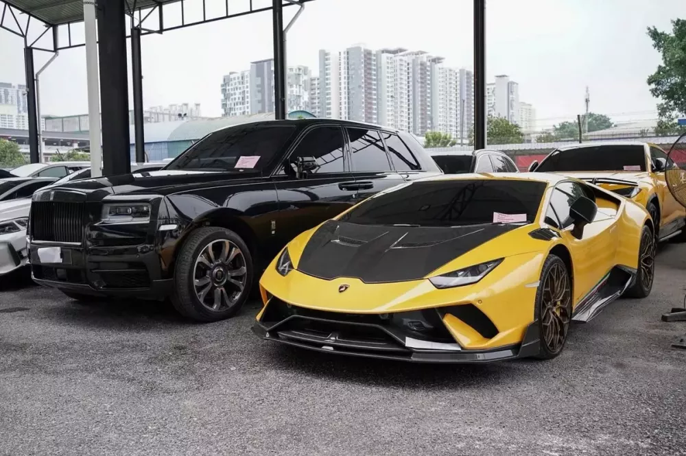 Lamborghini Huracan STO màu vàng và Rolls-Royce Cullinan màu đen Lamborghini Huracan STO màu vàng và Rolls-Royce Cullinan màu đen