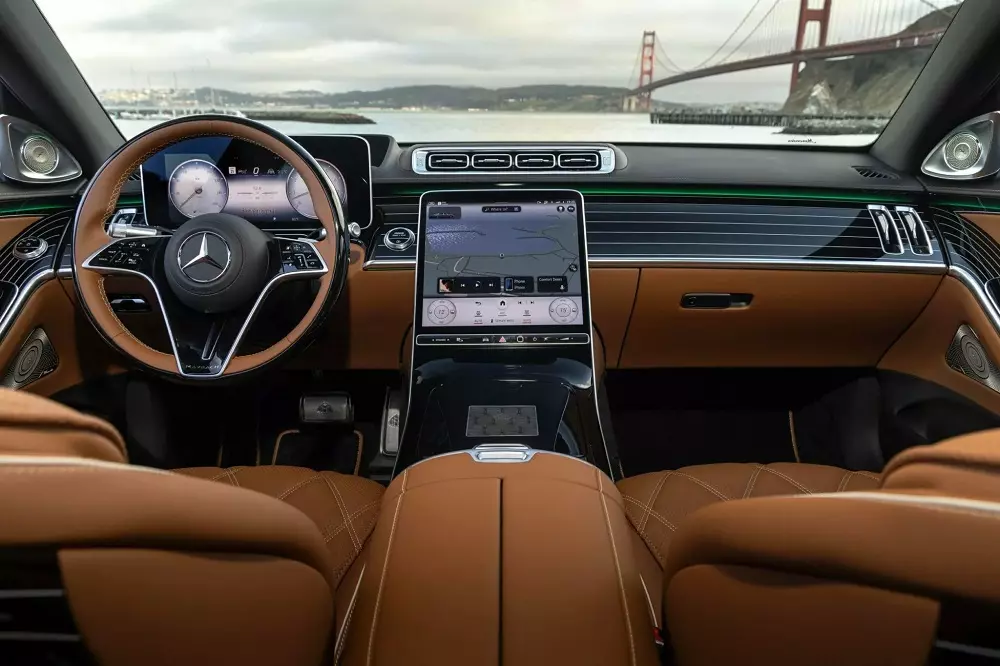 Khoang lái của Mercedes-Maybach S680 Edition Emerald Isle Khoang lái của Mercedes-Maybach S680 Edition Emerald Isle