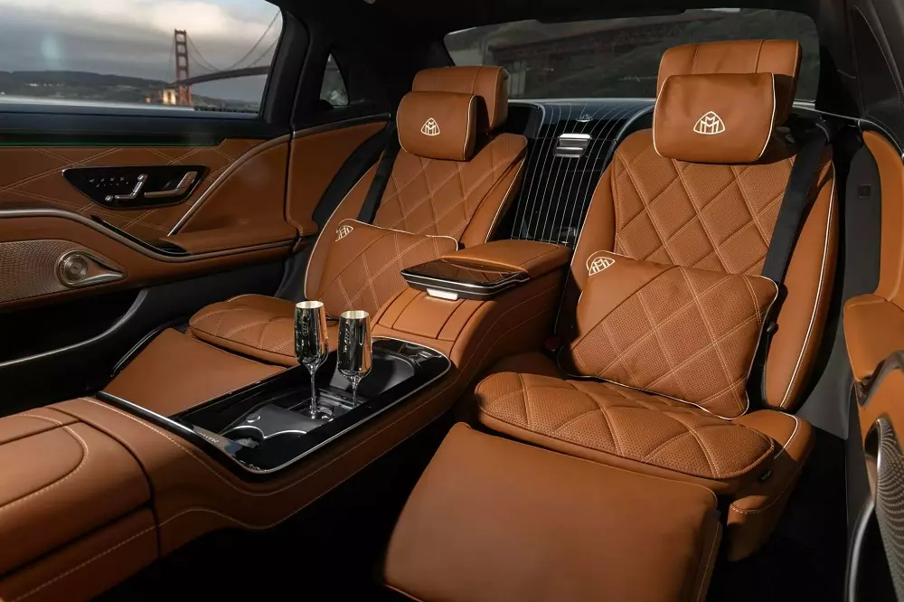 Hàng ghế sau của Mercedes-Maybach S680 Edition Emerald Isle Hàng ghế sau của Mercedes-Maybach S680 Edition Emerald Isle