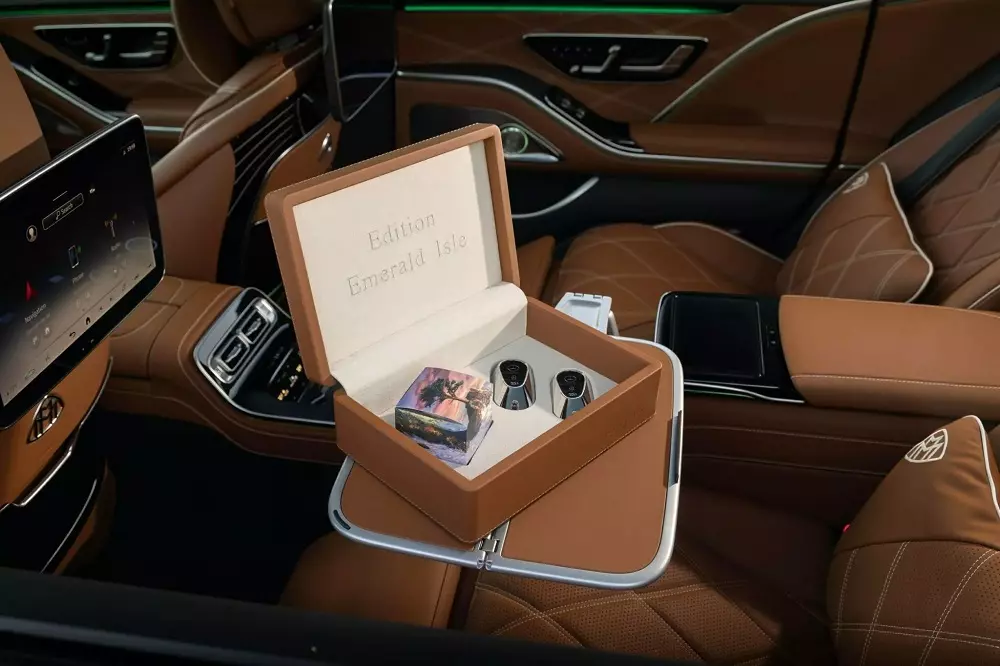 Hộp quà đi kèm Mercedes-Maybach S680 Edition Emerald Isle Hộp quà đi kèm Mercedes-Maybach S680 Edition Emerald Isle