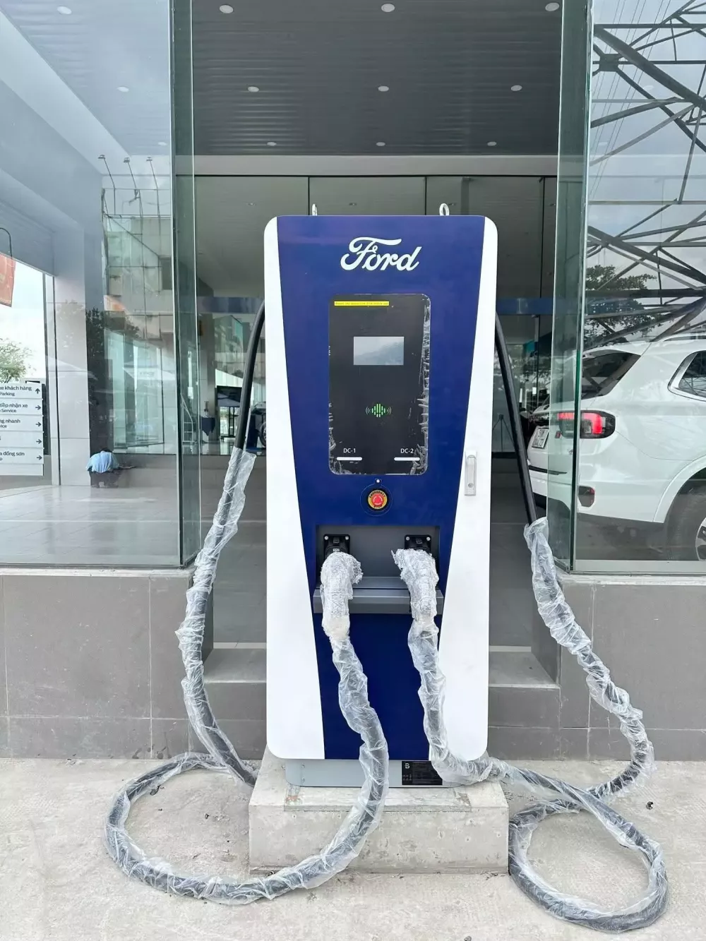 Ford Việt Nam lắp trạm sạc tại hàng loạt đại lý trước ngày ra mắt mẫu ô tô điện Mustang Mach-E Ford Việt Nam lắp trạm sạc tại hàng loạt đại lý trước ngày ra mắt mẫu ô tô điện Mustang Mach-E