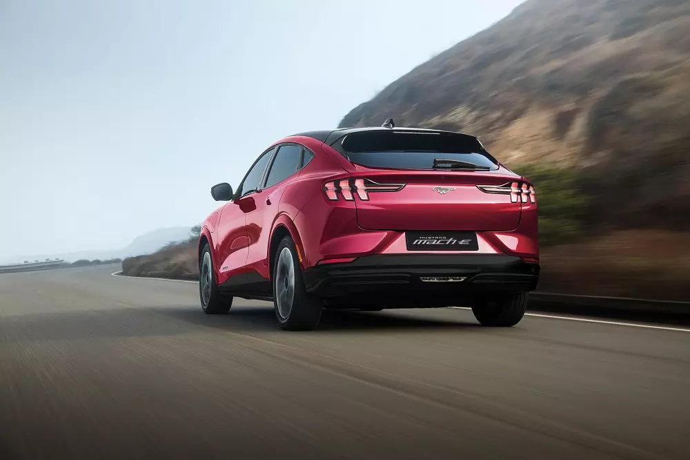 Ford Mustang Mach-E nhìn từ phía sau Ford Mustang Mach-E nhìn từ phía sau