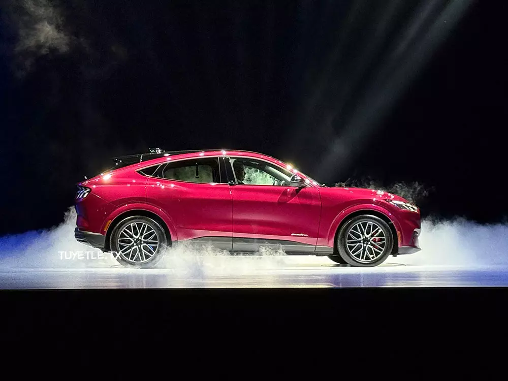 Thiết kế liền lạc bên sườn của Ford Mustang Mach-E Thiết kế liền lạc bên sườn của Ford Mustang Mach-E