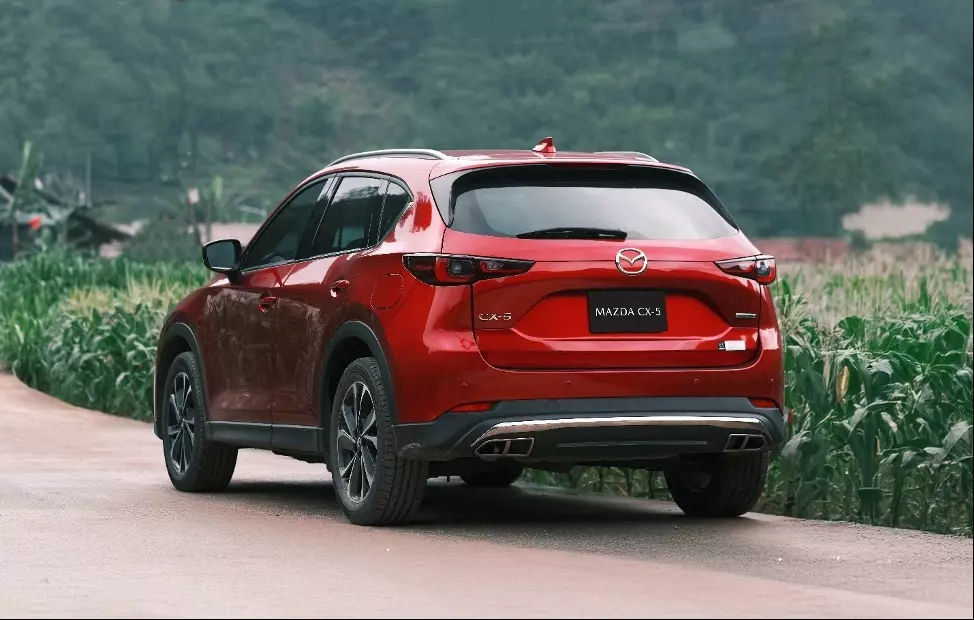 Mazda CX-5 bản tiêu chuẩn có thêm cản sau thể thao hơn Mazda CX-5 bản tiêu chuẩn có thêm cản sau thể thao hơn