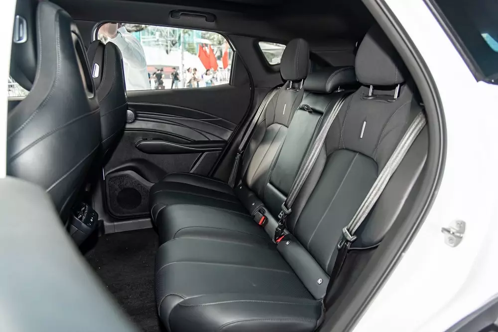 Hàng ghế sau của Omoda C7 khá rộng rãi Hàng ghế sau của Omoda C7 khá rộng rãi