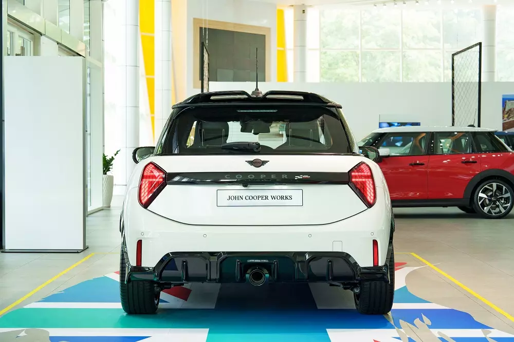 MINI John Cooper Works 3-Cửa dùng động cơ khá mạnh mẽ MINI John Cooper Works 3-Cửa dùng động cơ khá mạnh mẽ