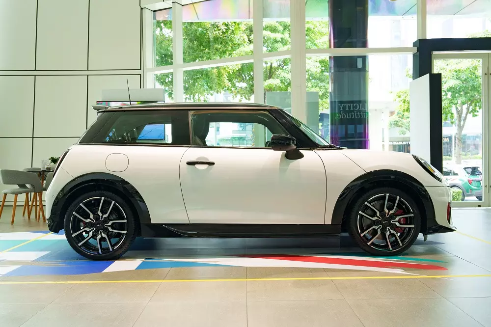 MINI John Cooper Works 3-Cửa thế hệ mới dùng vành 18 inch MINI John Cooper Works 3-Cửa thế hệ mới dùng vành 18 inch