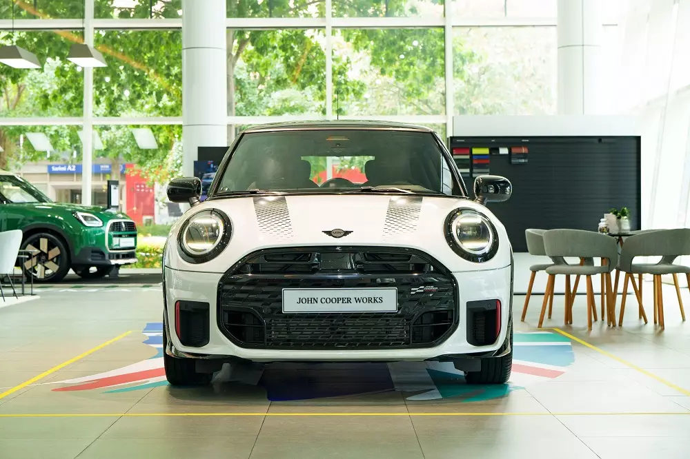 MINI John Cooper Works 3-Cửa thế hệ mới nhìn từ phía trước MINI John Cooper Works 3-Cửa thế hệ mới nhìn từ phía trước