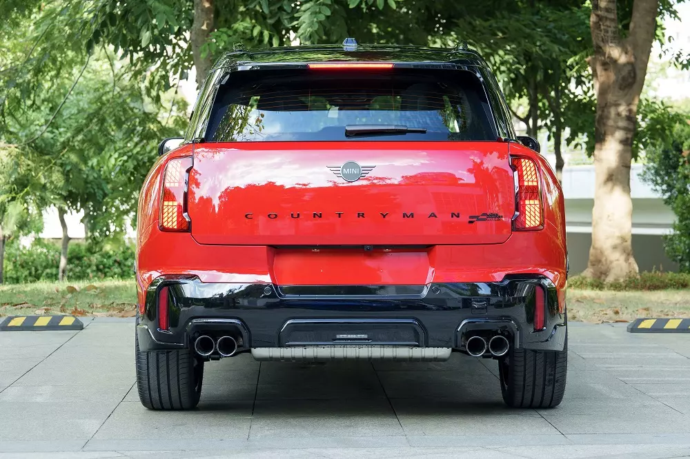 Thiết kế phía sau của MINI John Cooper Works Countryman khá đặc trưng Thiết kế phía sau của MINI John Cooper Works Countryman khá đặc trưng