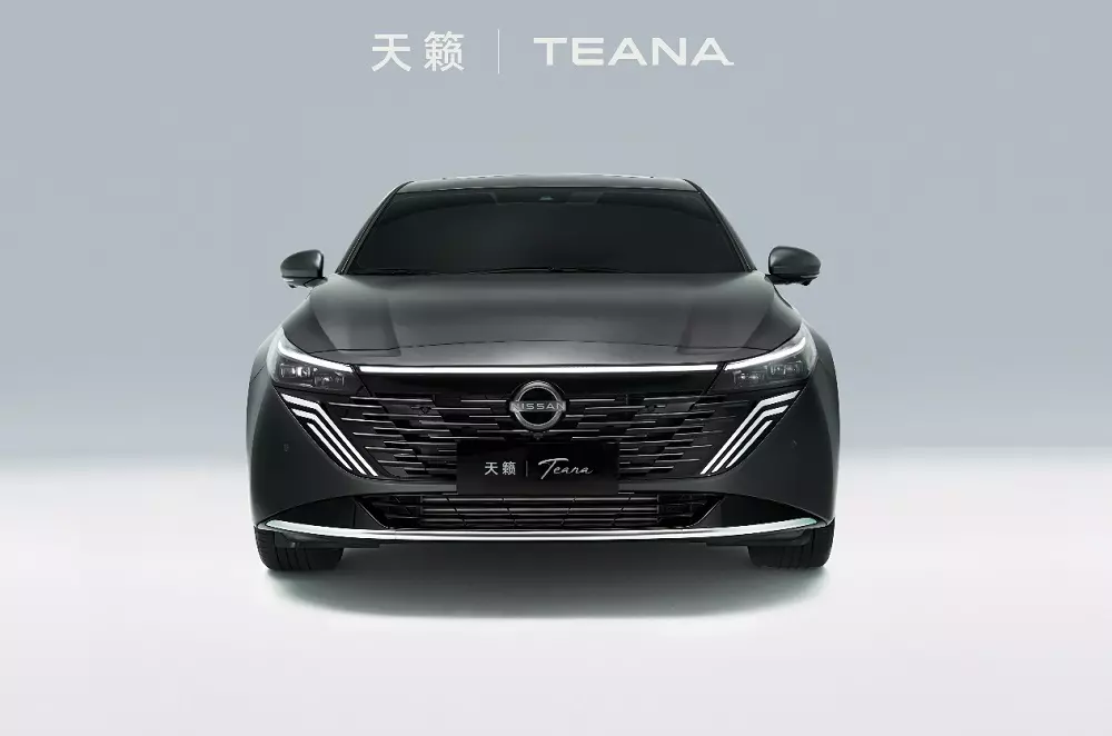 Nissan Teana Plus nhìn từ phía trước Nissan Teana Plus nhìn từ phía trước