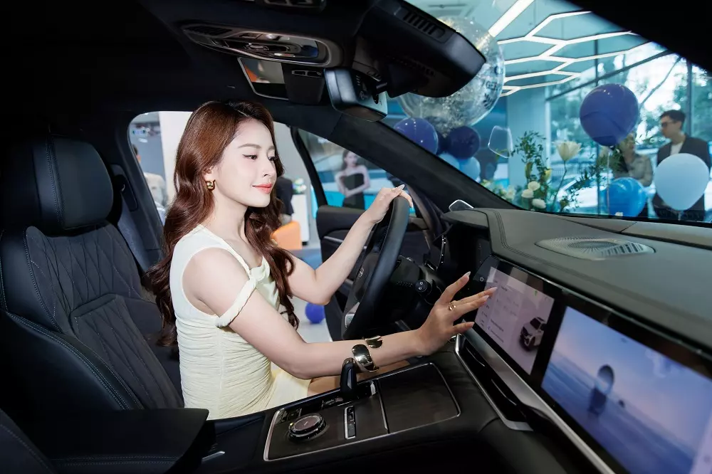 Nữ ca sỹ trẻ trải nghiệm các tính năng của Geely Monjaro Nữ ca sỹ trẻ trải nghiệm các tính năng của Geely Monjaro