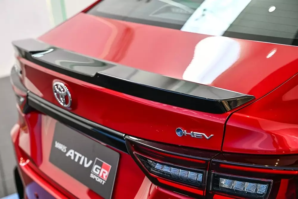 Toyota Vios Hybrid bản GR Sport có thêm cánh gió sau Toyota Vios Hybrid bản GR Sport có thêm cánh gió sau